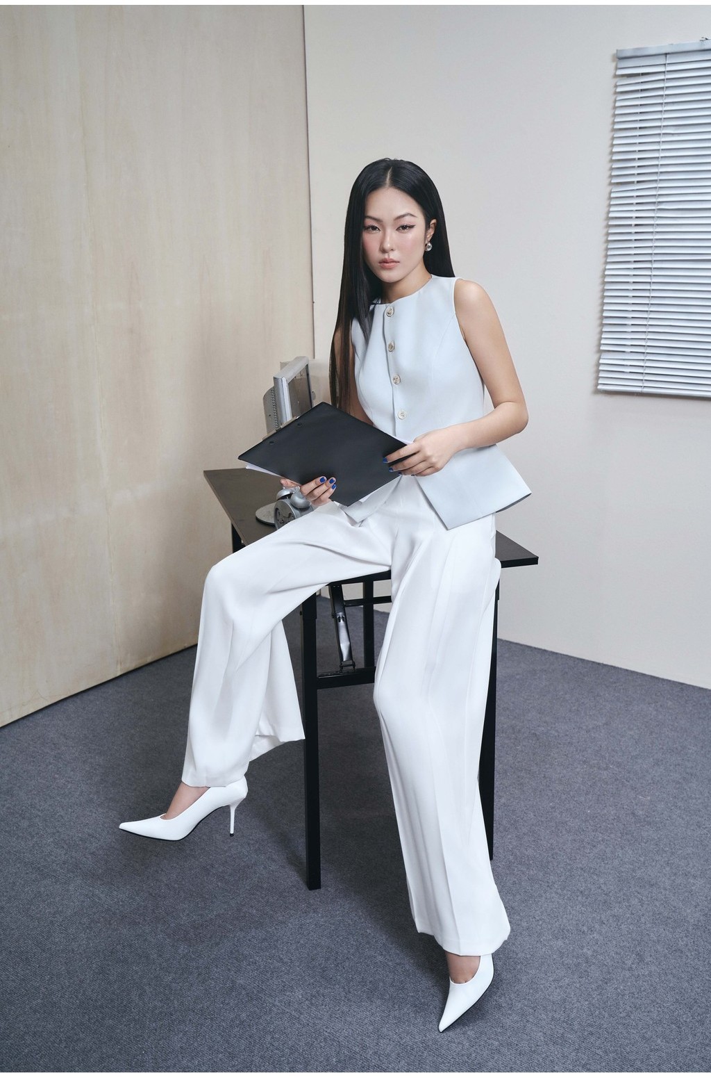 Mô tả RECHIC Áo kiểu Sally sát nách trơn chiết eo xẻ tà áo cổ tròn thanh lịch - 10