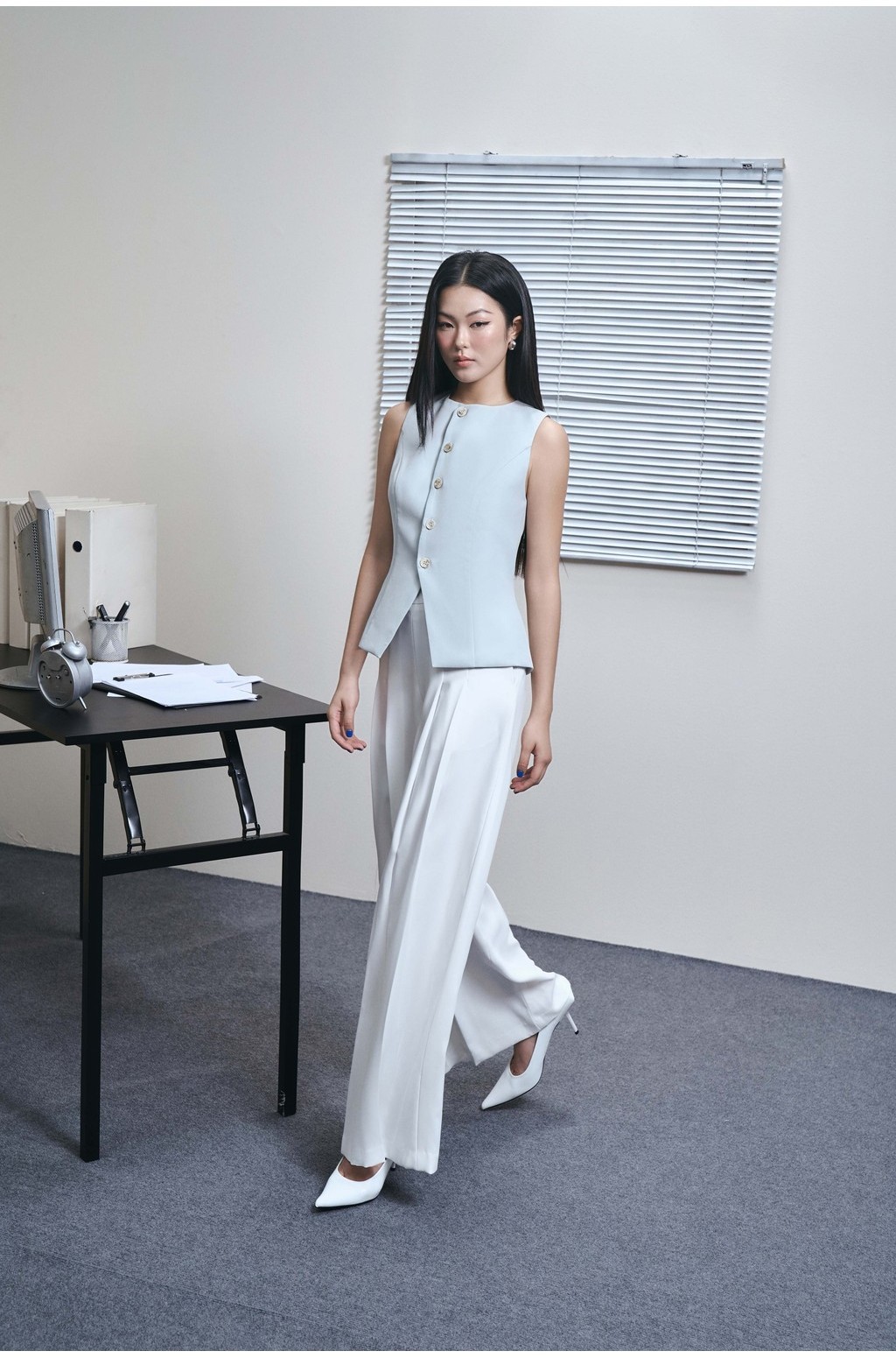 Mô tả RECHIC Áo kiểu Sally sát nách trơn chiết eo xẻ tà áo cổ tròn thanh lịch - 11