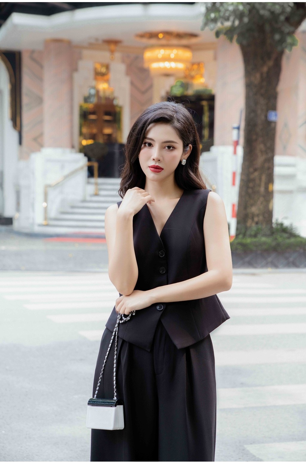 Mô tả RECHIC Áo vest nữ Cindy trơn form ôm nút gài cổ V cá tính sang trọng thanh lịch - 2