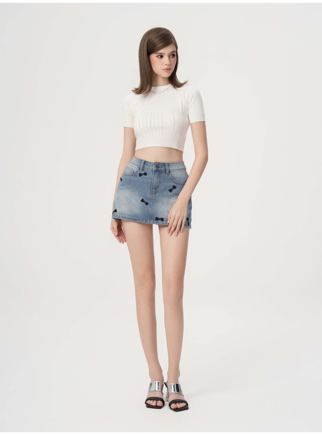 Mô tả RECHIC Chân váy Nala chất jean đính nơ hoa trẻ trung năng động - 1