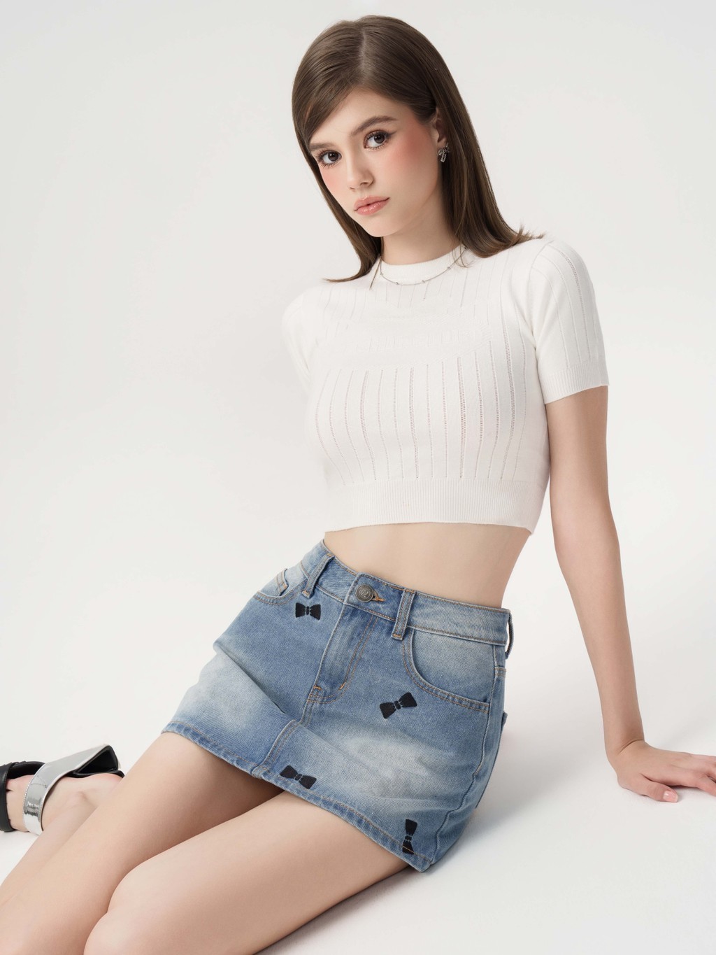 Mô tả RECHIC Chân váy Nala chất jean đính nơ hoa trẻ trung năng động - 3