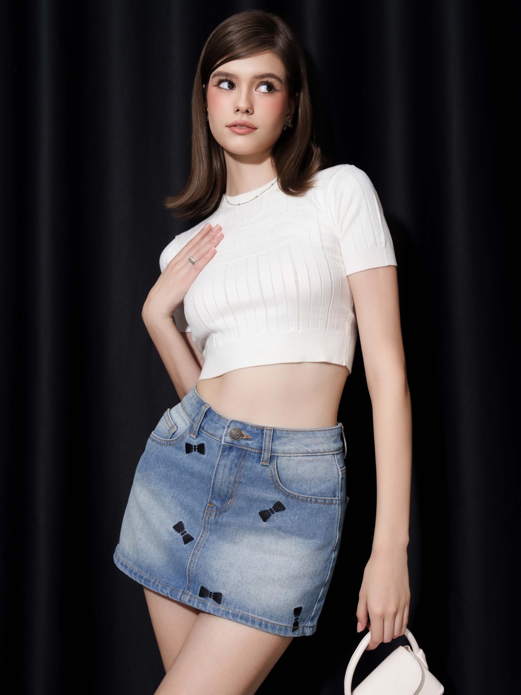 Mô tả RECHIC Chân váy Nala chất jean đính nơ hoa trẻ trung năng động - 4