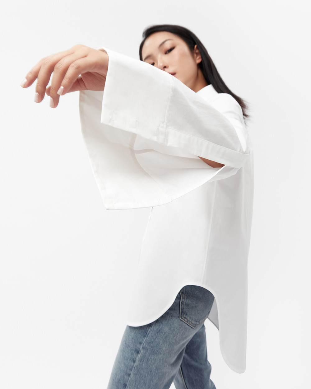 Mô tả TheBlueTshirt - Áo sơ mi trắng tay dài vạt bầu dáng oversize - Sydney Oversize Shirt - Women - 2