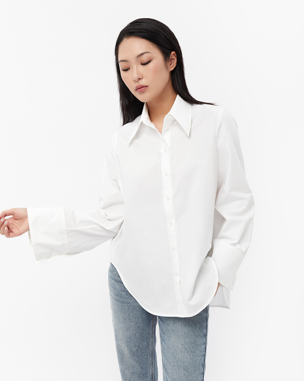 Mô tả TheBlueTshirt - Áo sơ mi trắng tay dài vạt bầu dáng oversize - Sydney Oversize Shirt - Women - 3