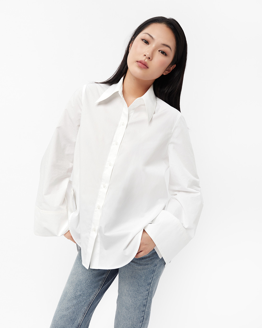 Mô tả TheBlueTshirt - Áo sơ mi trắng tay dài vạt bầu dáng oversize - Sydney Oversize Shirt - Women - 4