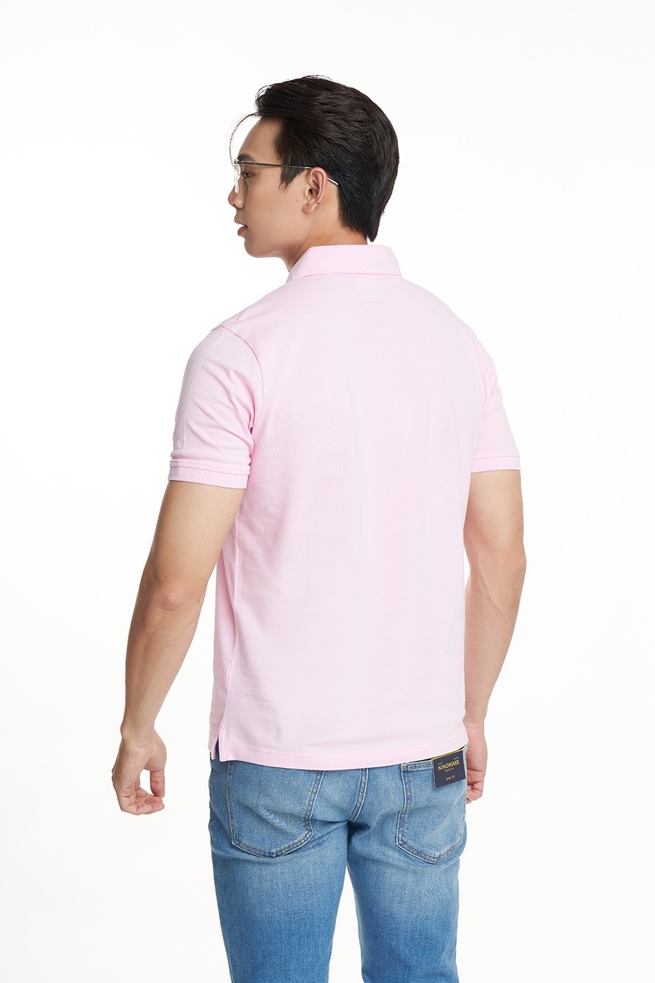 Người mẫu mặc áo polo nam NINOMAXX Travel Fit phối quần short