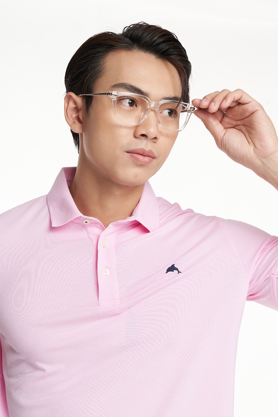 Người mẫu mặc áo polo nam NINOMAXX Travel Fit phối quần jogger