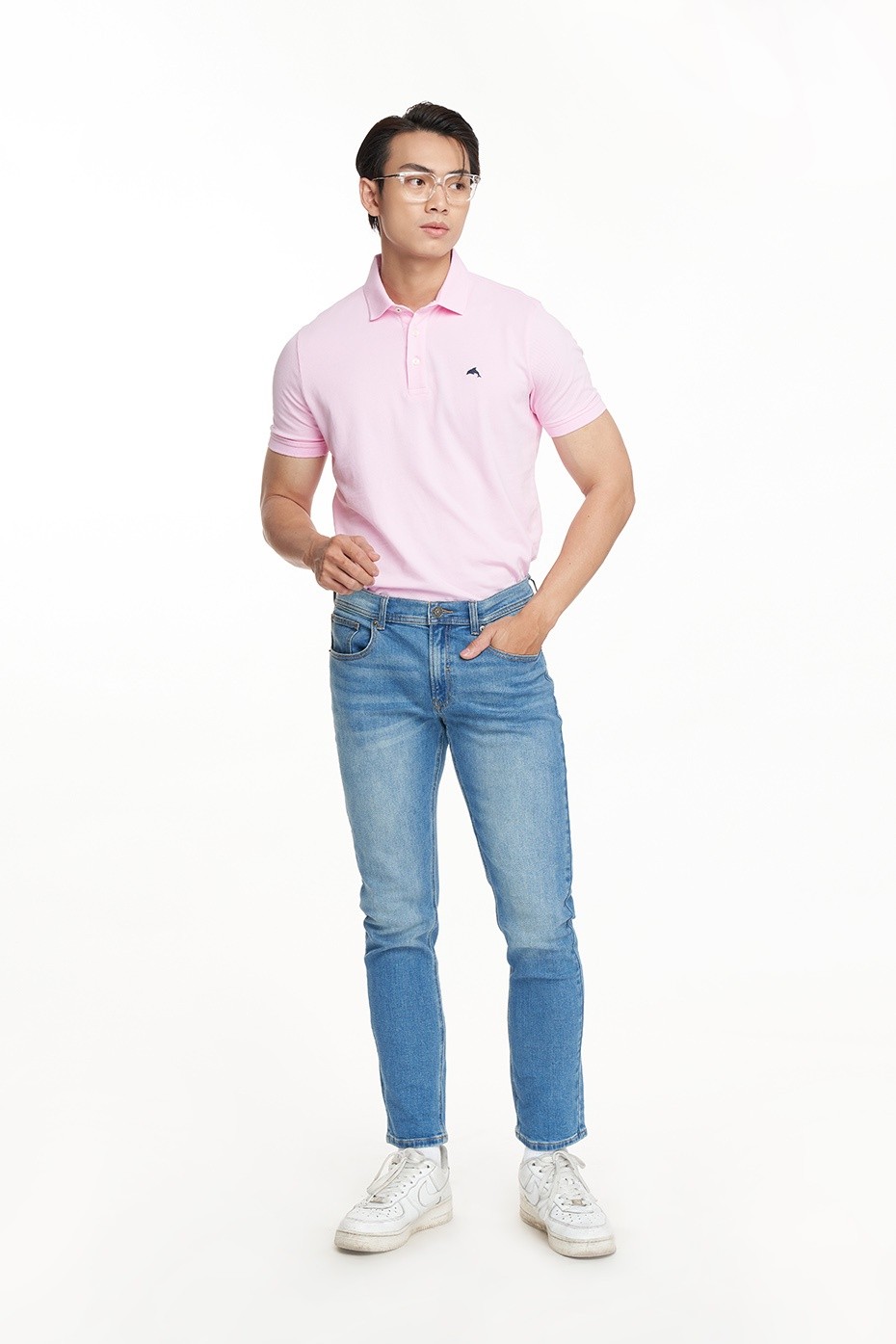 Người mẫu mặc áo polo nam NINOMAXX Travel Fit phối quần jeans