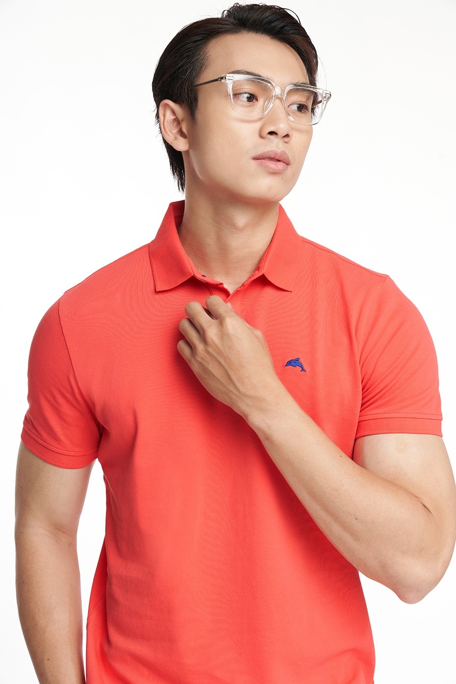 Người mẫu mặc áo polo nam NINOMAXX Travel Fit phối quần khaki
