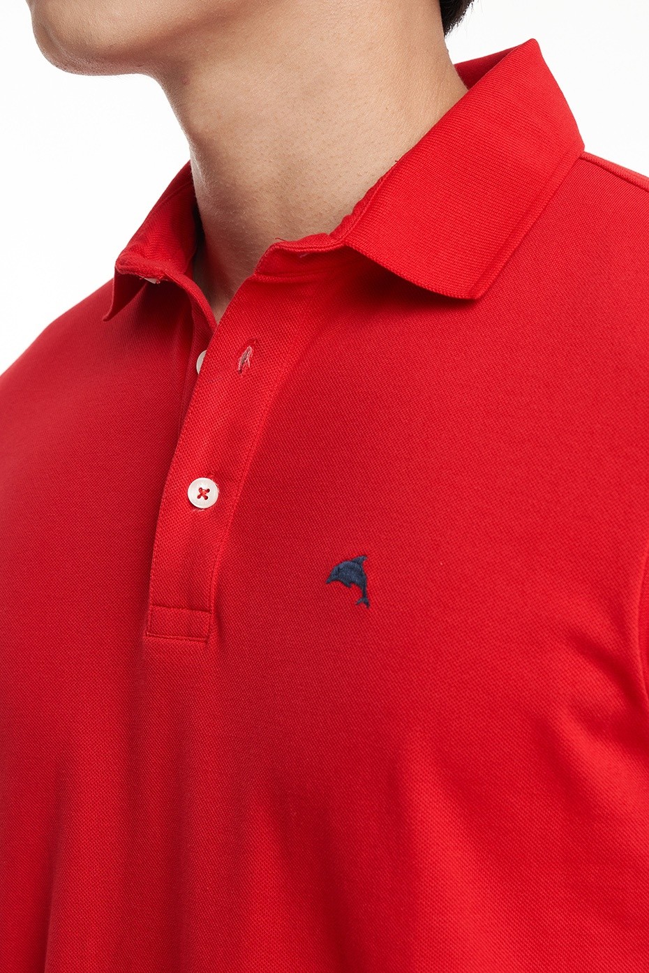 Người mẫu mặc áo polo nam NINOMAXX Travel Fit phối quần short và giày thể thao