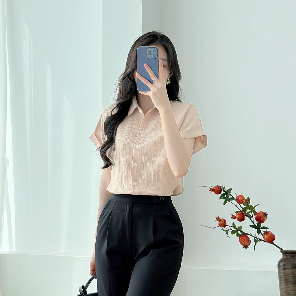 Mô tả Áo sơ mi nữ kiểu tay liền vải lụa xốp màu hồng, be dáng suông lai lật thời trang GUMAC LAE1032 - 4