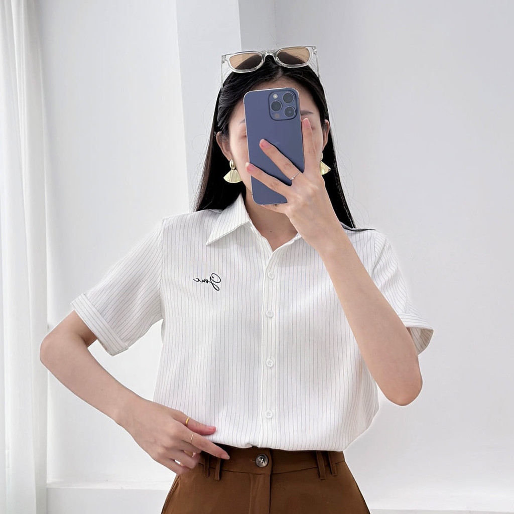Mô tả Áo sơ mi nữ trắng sọc có hình thêu kiểu gấp lai tay lá cổ nhọn vải kate mềm thời trang GUMAC LAF0520 - 2
