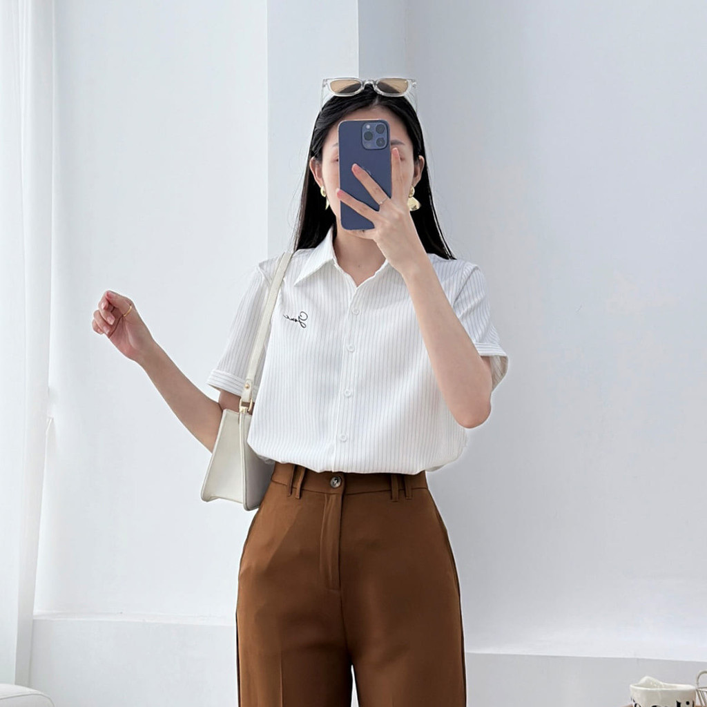 Mô tả Áo sơ mi nữ trắng sọc có hình thêu kiểu gấp lai tay lá cổ nhọn vải kate mềm thời trang GUMAC LAF0520 - 7