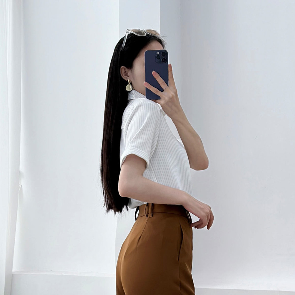 Mô tả Áo sơ mi nữ trắng sọc có hình thêu kiểu gấp lai tay lá cổ nhọn vải kate mềm thời trang GUMAC LAF0520 - 10
