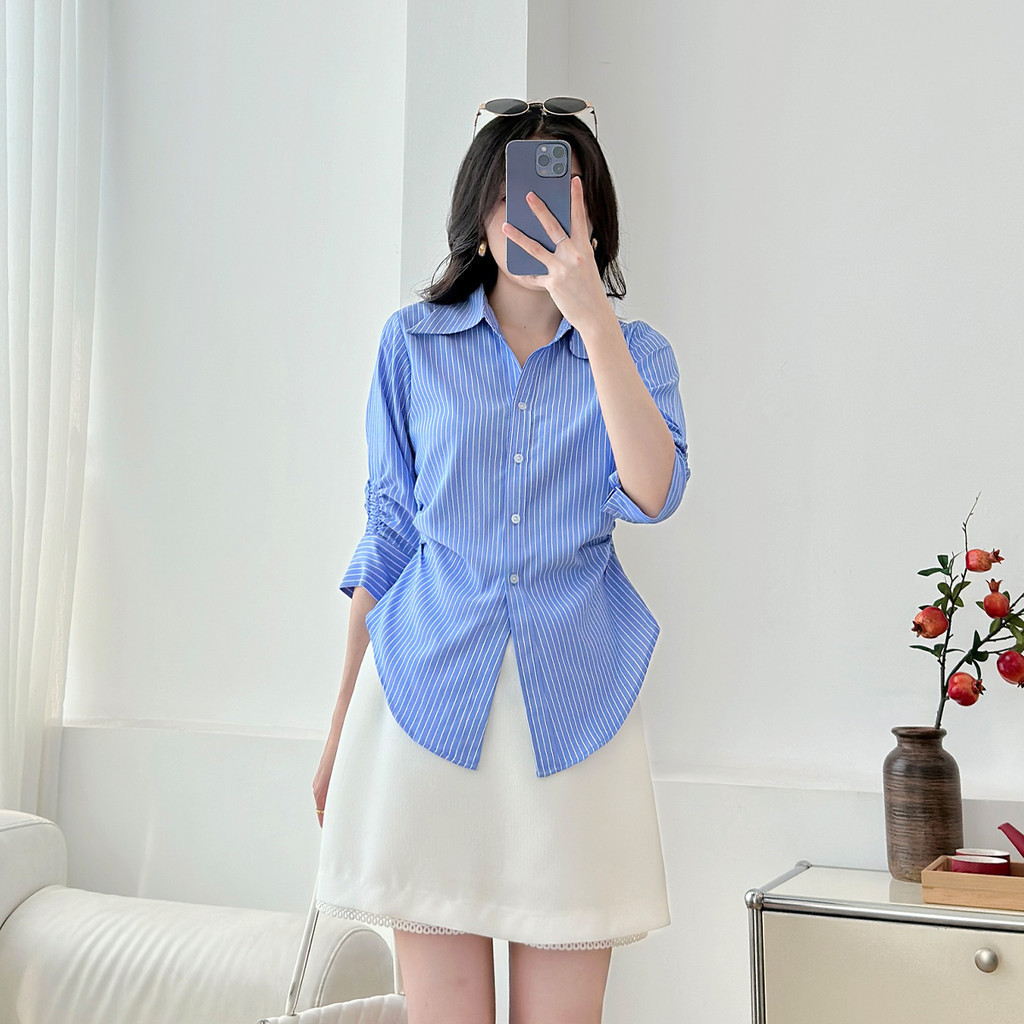 Mô tả Áo sơ mi nữ tay lửng có nhún chiết ly eo xanh sọc vải kate đứng form thời trang GUMAC AF01024 - 2