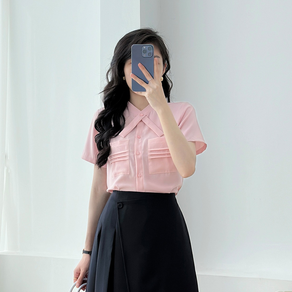 Mô tả Áo sơ mi nữ trắng tay ngắn kiểu túi đắp cổ đắp chèo hình nơ vải lụa mềm mát thời trang GUMAC LAE0815 - 3