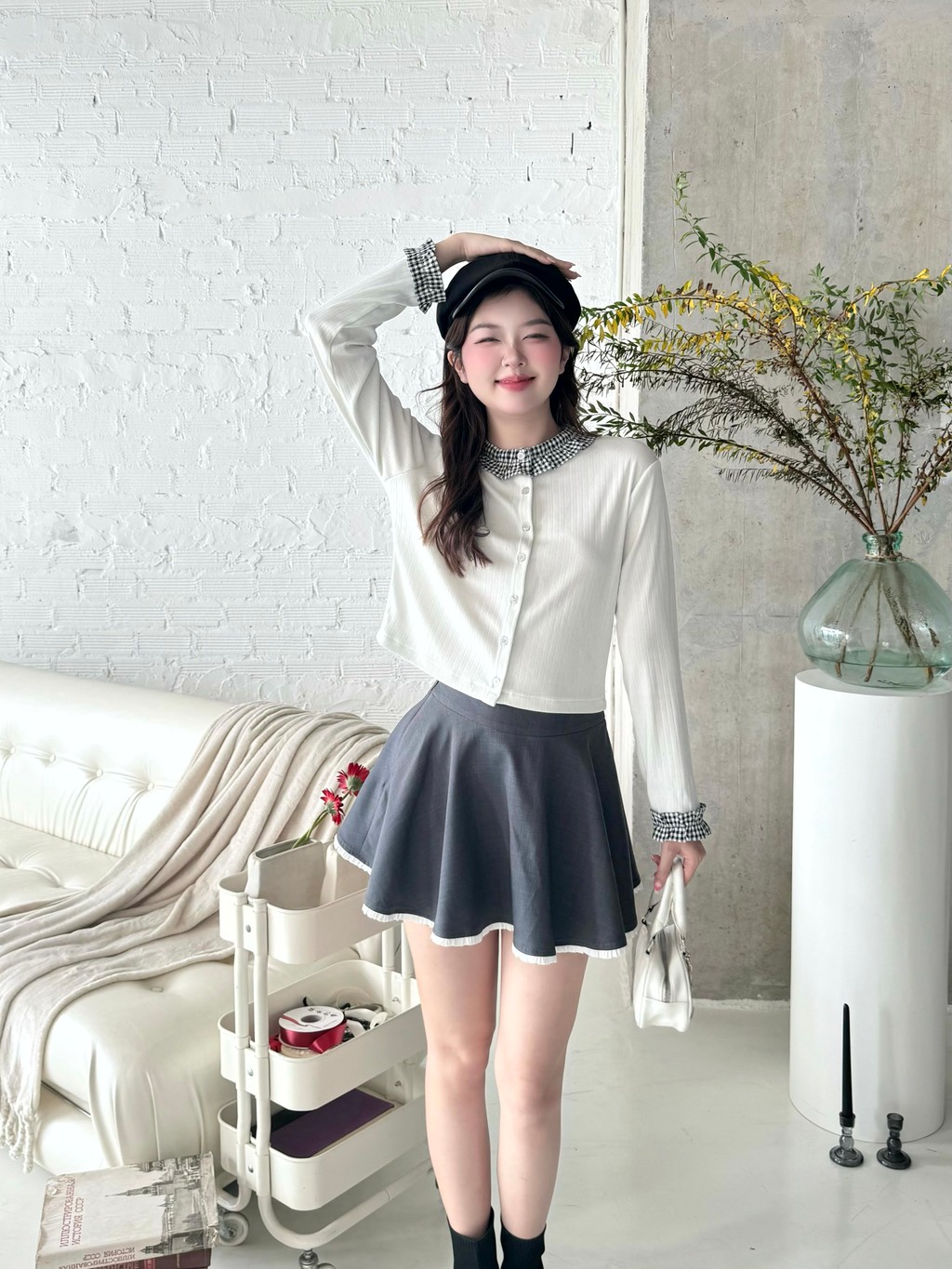 Mô tả Áo thun tay dài GAGO Brand phối viền bèo cổ tay và cổ áo gài nút sơ mi phù hợp đi chơi đi cà phê GA5009 - 2