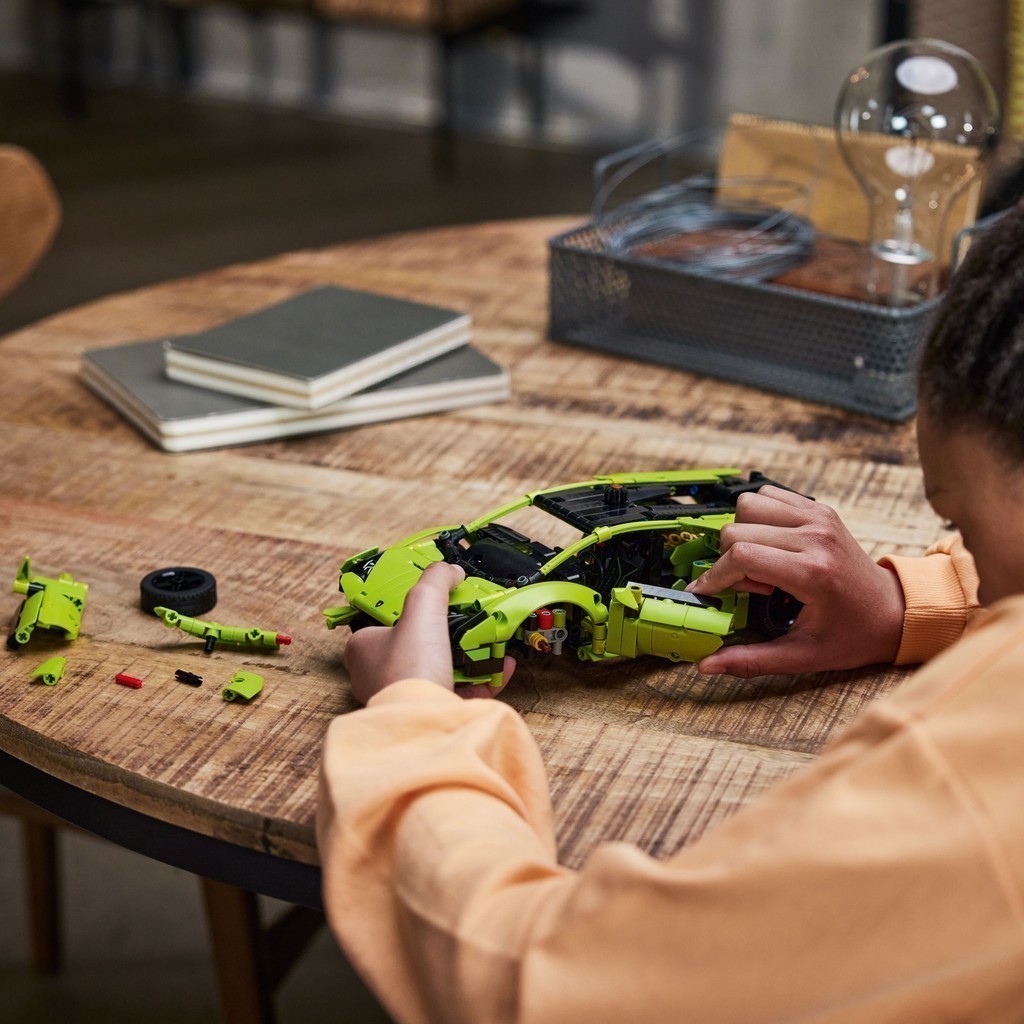 Mô tả LEGO TECHNIC 42161 Đồ chơi lắp ráp Siêu Xe Lamborghini Huracán Tecnica (806 chi tiết) - 6