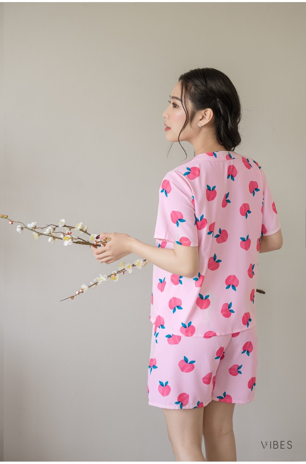 Mô tả VIBES Đồ bộ Pijama ngắn cổ V Minnie & Peach Py Set - 3