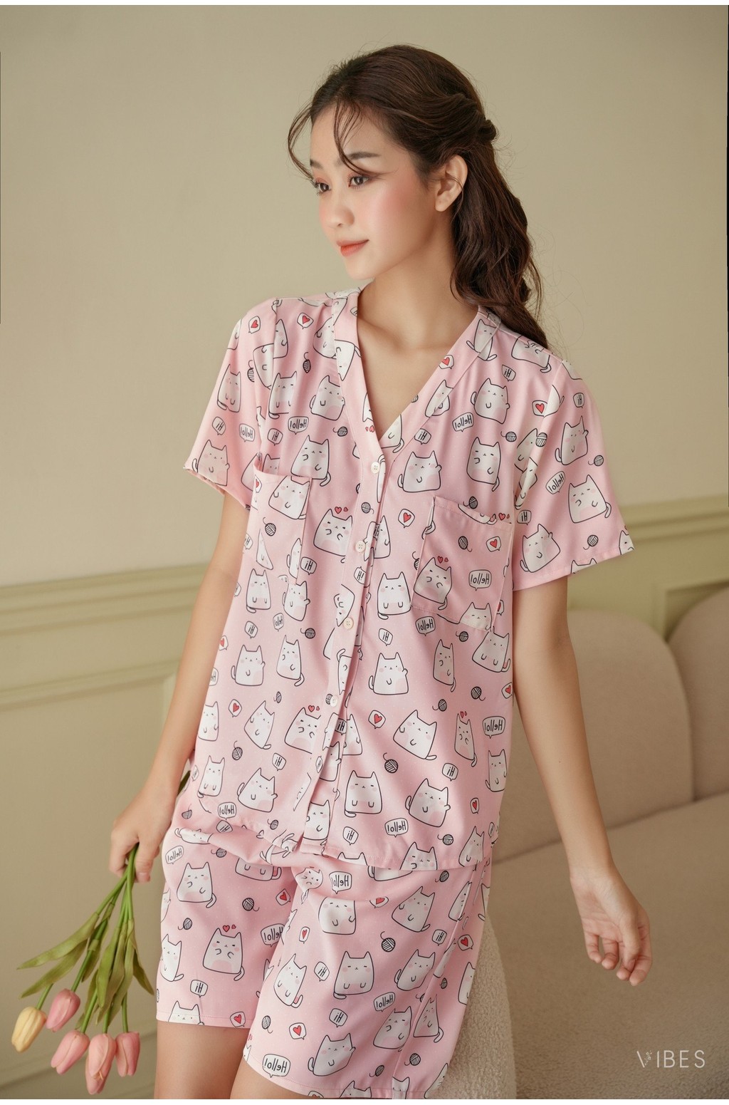 Mô tả VIBES Đồ bộ Pijama ngắn cổ V Minnie & Peach Py Set - 11