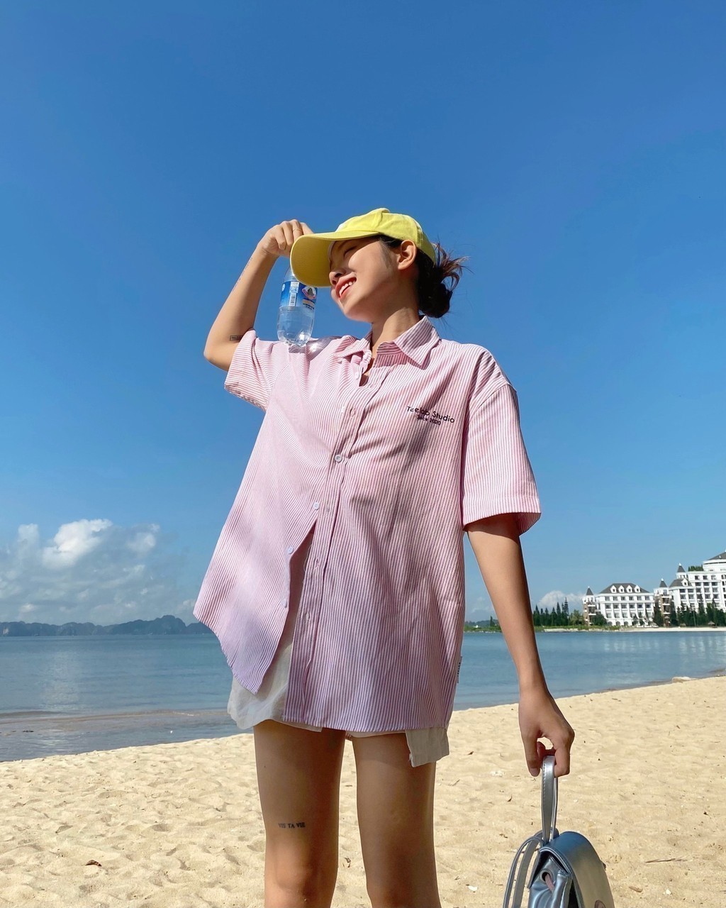 Mô tả Áo Sơ Mi Tay Ngắn Kẻ Sọc Teelab Local Brand Unisex Form Oversize 3 Màu Xanh, Hồng, Xám SS052 - 2