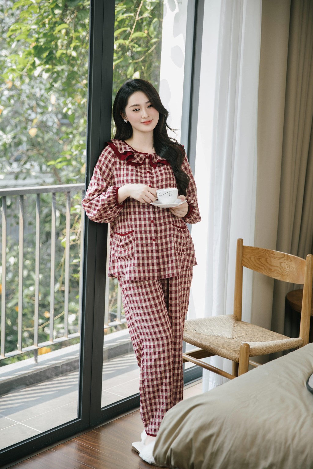Mô tả Bộ đồ ngủ mặc nhà Nari họa tiết kẻ caro trẻ trung, chất liệu đũi mềm mại kiểu dáng năng động BST 2024 thiêt kế by L'AMME - 1