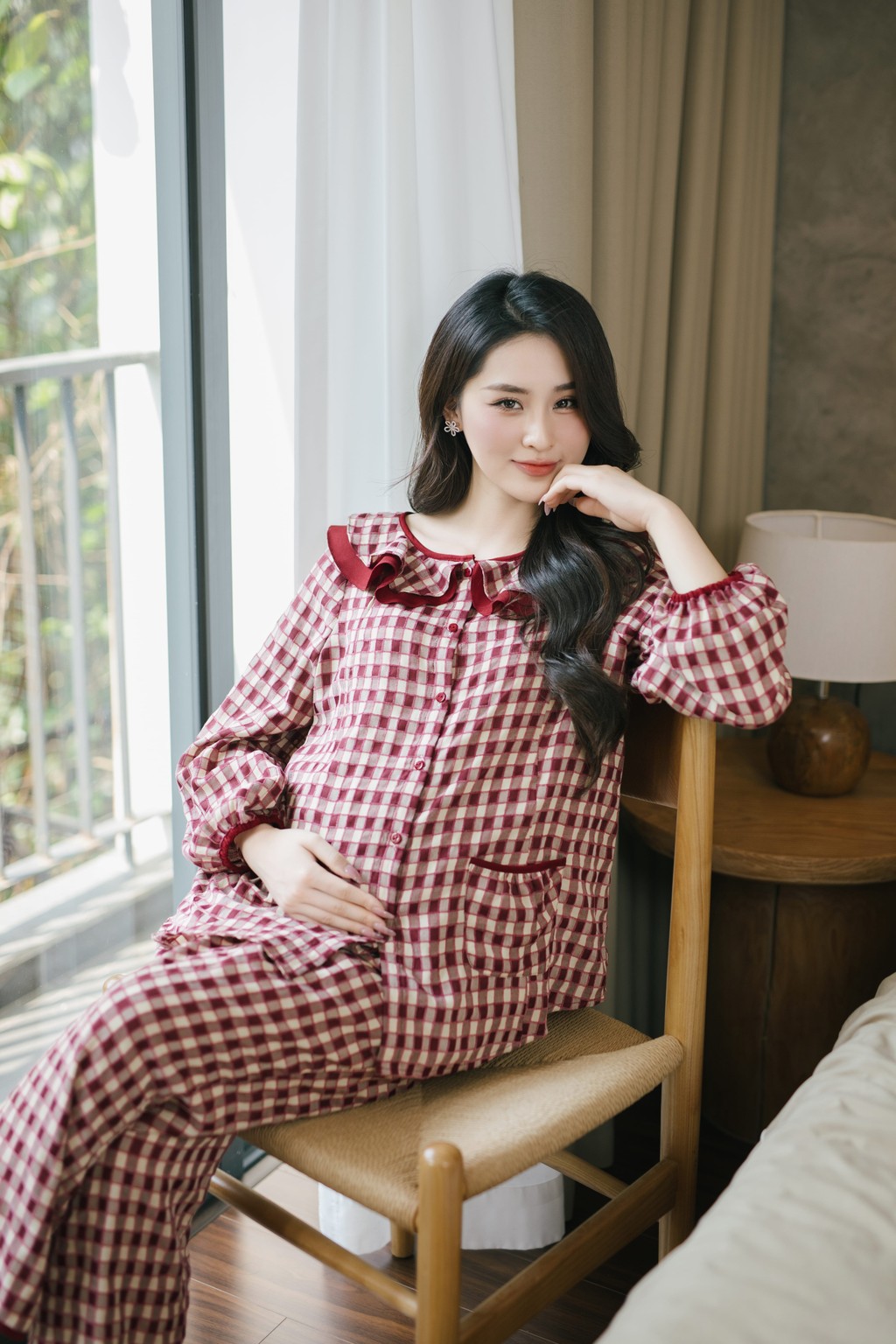 Mô tả Bộ đồ ngủ mặc nhà Nari họa tiết kẻ caro trẻ trung, chất liệu đũi mềm mại kiểu dáng năng động BST 2024 thiêt kế by L'AMME - 2