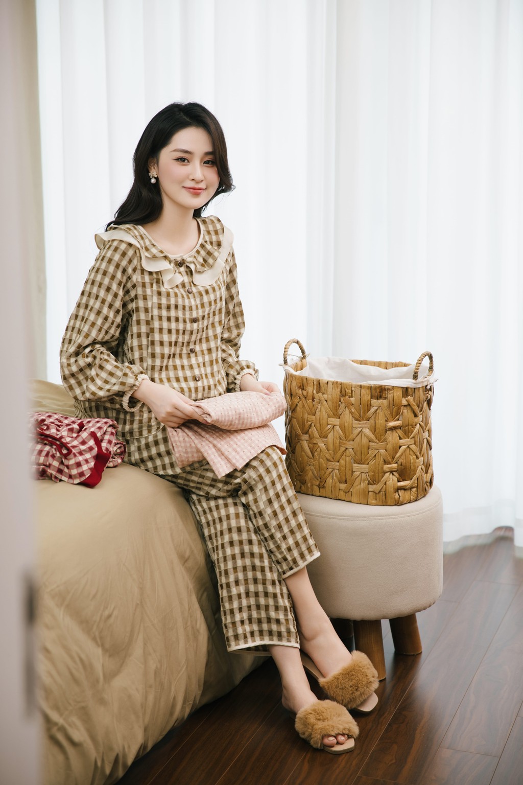 Mô tả Bộ đồ ngủ mặc nhà Nari họa tiết kẻ caro trẻ trung, chất liệu đũi mềm mại kiểu dáng năng động BST 2024 thiêt kế by L'AMME - 4