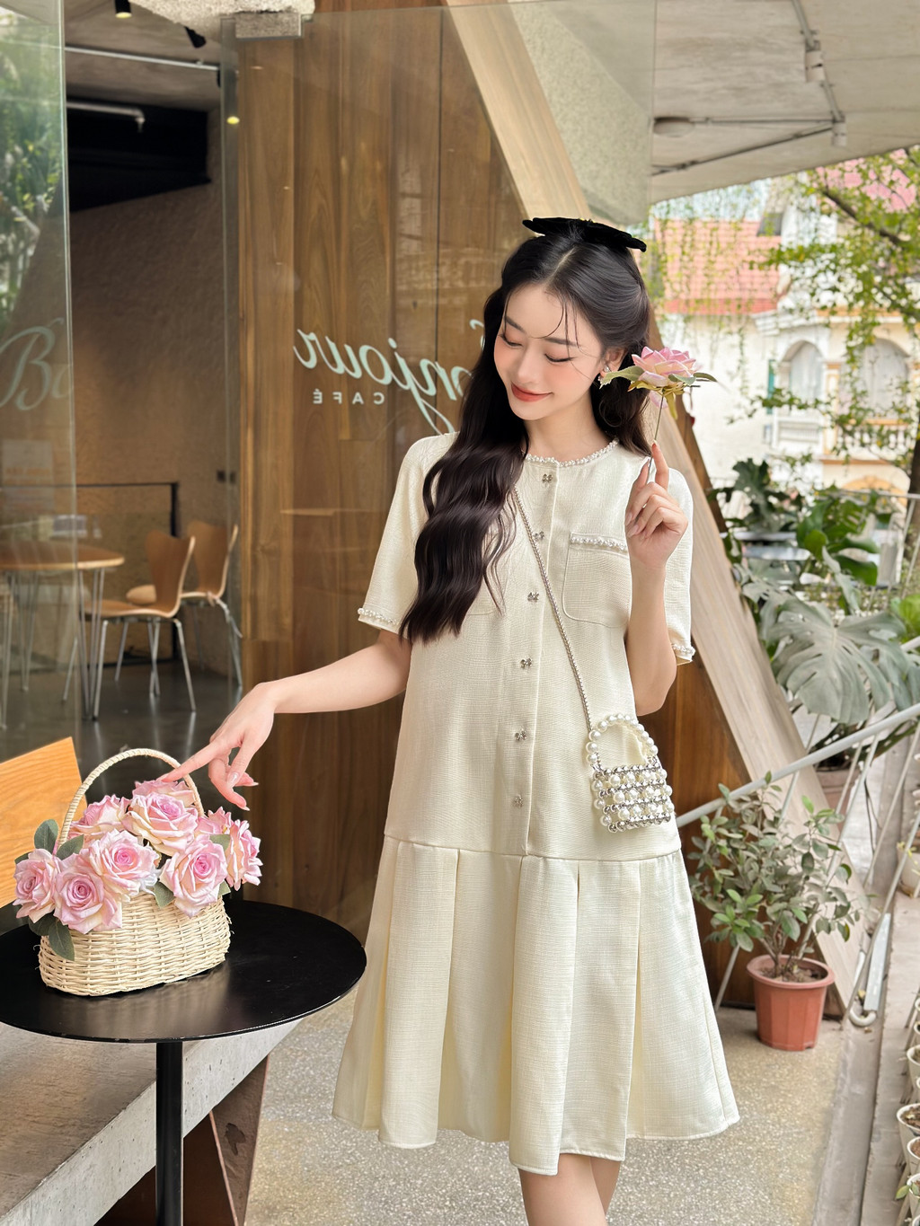 Mô tả Váy bầu Grace Dress phối cổ sen, đính hạt, chân váy xếp ly, kiểu dáng suông, basic thiết kế BY L'AMME - 1