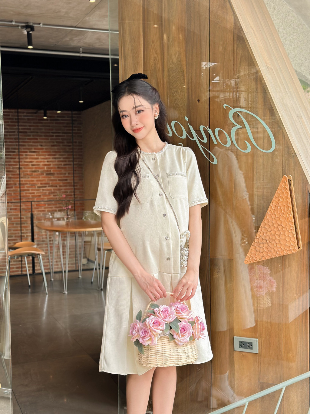 Mô tả Váy bầu Grace Dress phối cổ sen, đính hạt, chân váy xếp ly, kiểu dáng suông, basic thiết kế BY L'AMME - 2