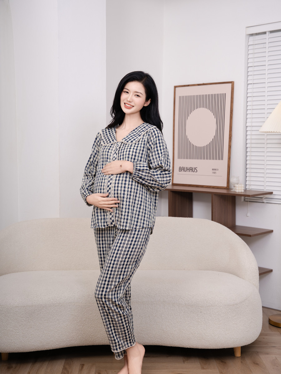 Mô tả Bộ đồ ngủ mặc nhà Dalia họa tiết kẻ caro trẻ trung, chất liệu đũi mềm mại, kiểu dáng năng động thiêt kế by L'AMME - 2