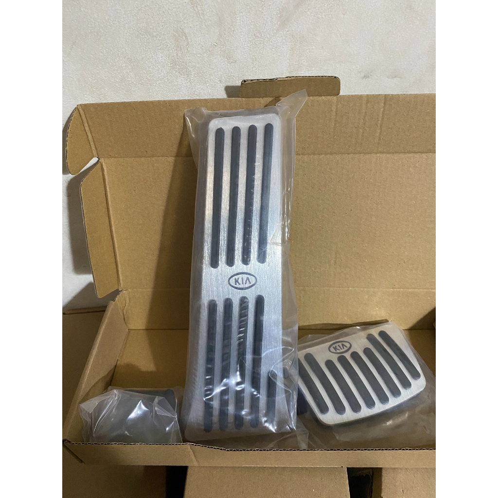 Ốp chân ga, Ốp chân phanh xe HYUNDAI TUCSON, SANTAFE .CHẤT LIỆU INOX bọc cao su cao cấp