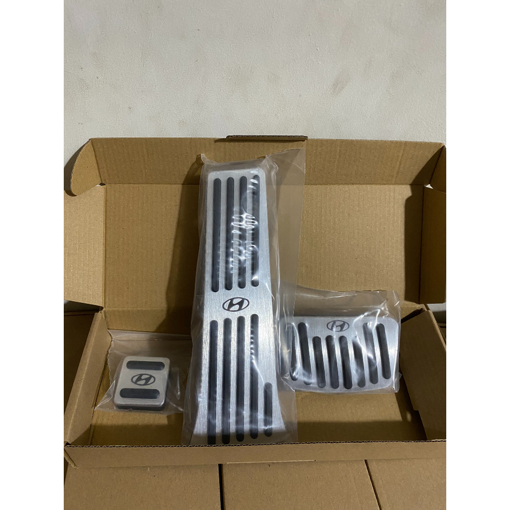 Ốp chân ga, Ốp chân phanh xe HYUNDAI TUCSON, SANTAFE .CHẤT LIỆU INOX bọc cao su cao cấp