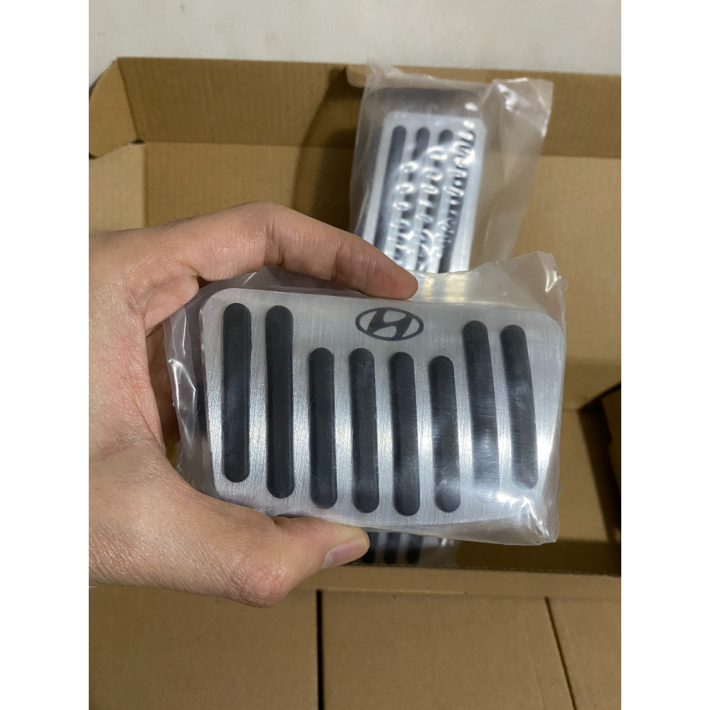 Ốp chân ga, Ốp chân phanh xe HYUNDAI TUCSON, SANTAFE .CHẤT LIỆU INOX bọc cao su cao cấp