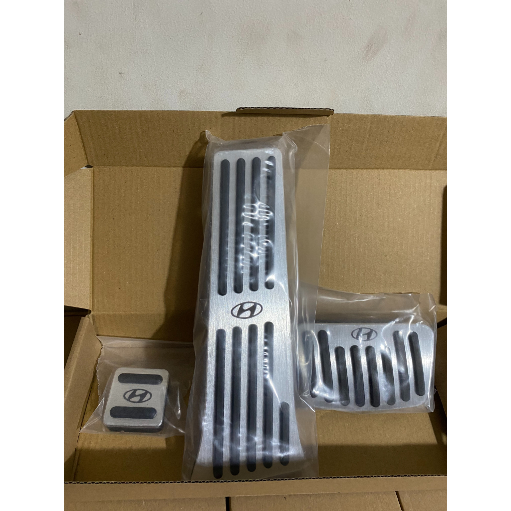Ốp chân ga, Ốp chân phanh xe HYUNDAI TUCSON, SANTAFE .CHẤT LIỆU INOX bọc cao su cao cấp
