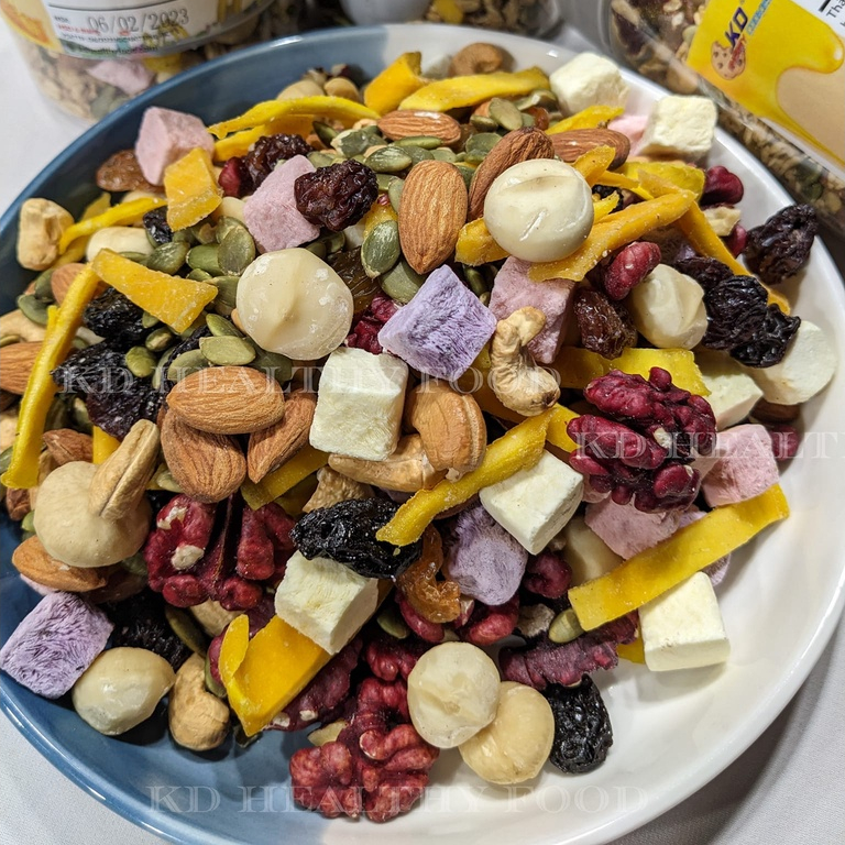 Hạt dinh dưỡng thương hiệu KD Shop mix 10 loại hạt loại 1 và trái cây sấy nhập khẩu 500g/ bịch