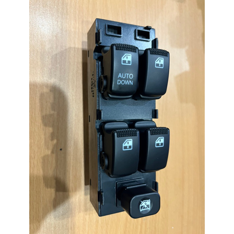 Công tắc lên xuống kính tổng Hyundai Getz (Power Window Switch for