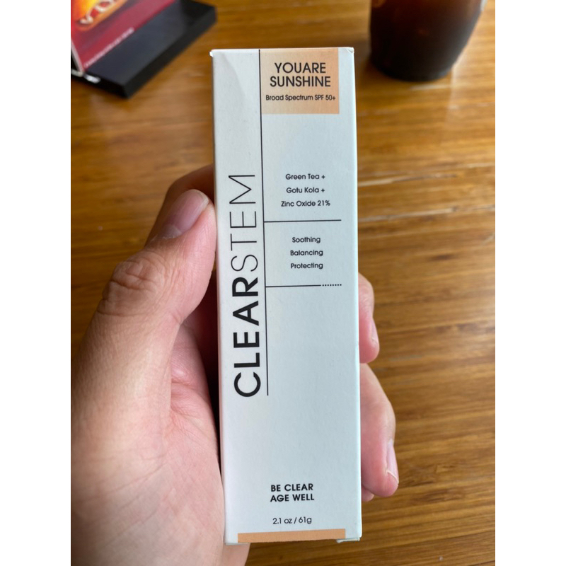 YOUARESUNSHINE™ Sheer Broad-Spectrum SPF 50+ YOUARESUNSHINE là kem chống nắng có màu giàu chất chống oxy hóa, siêu mịn