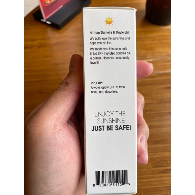 YOUARESUNSHINE™ Sheer Broad-Spectrum SPF 50+ YOUARESUNSHINE là kem chống nắng có màu giàu chất chống oxy hóa, siêu mịn