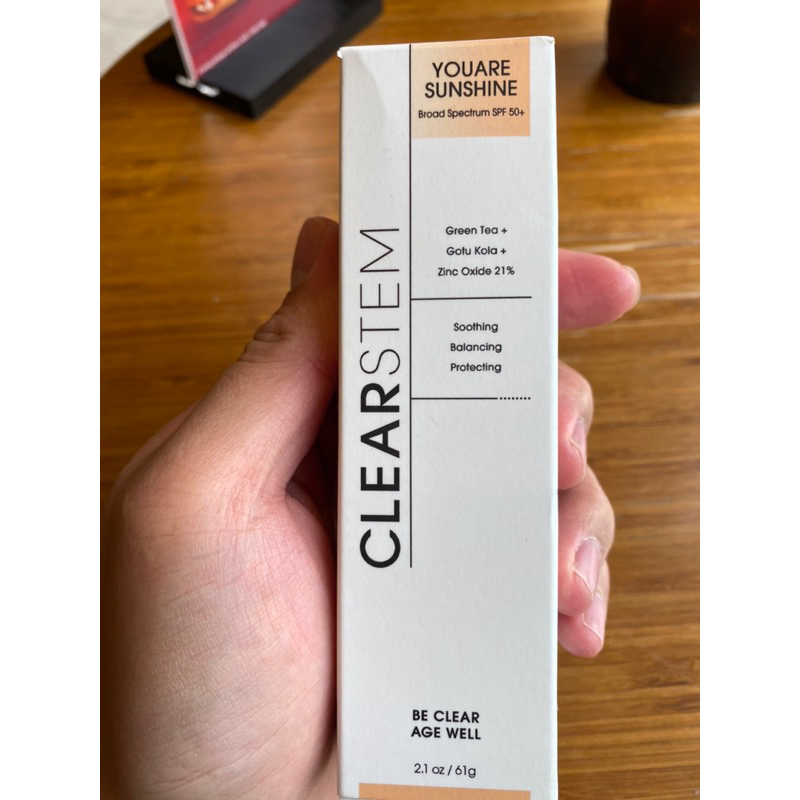 YOUARESUNSHINE™ Sheer Broad-Spectrum SPF 50+ YOUARESUNSHINE là kem chống nắng có màu giàu chất chống oxy hóa, siêu mịn