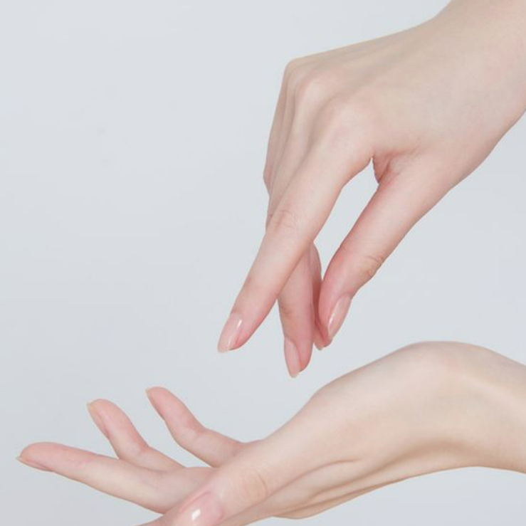 Kem Dưỡng Ẩm Da Tay Chiết Xuất Dầu Ngựa Và Ý Dĩ Hatomugi Hand Cream (Tuýp 60g)