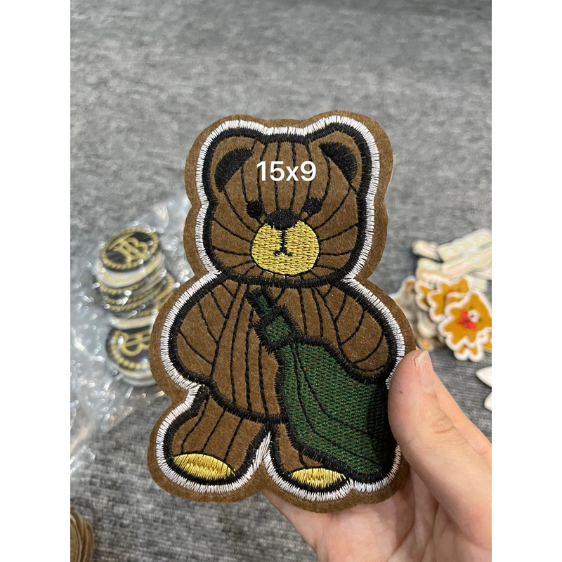 sticker thêu là ủi gấu nâu đeo túi xanh | Shopee Việt Nam