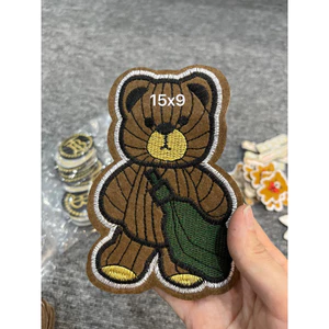 sticker thêu là ủi gấu nâu đeo túi xanh
