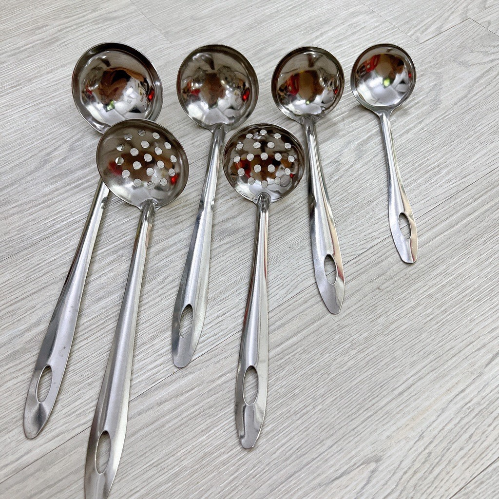 Vá múc canh lẫu inox sáng bóng, móc treo tiện dụng ,bền bỉ, không rỉ sét
