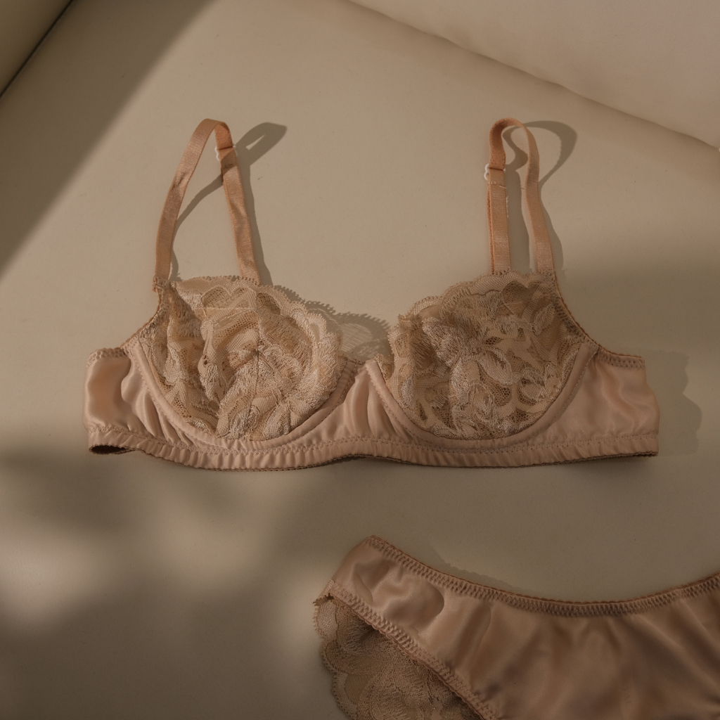 Bộ Đồ Lót Nữ Sexy Lụa Phối Ren Gồm Áo Có Gọng Không Mút Và Quần Dáng Cơ Bản KRYSTAL B25 Vanilla spe