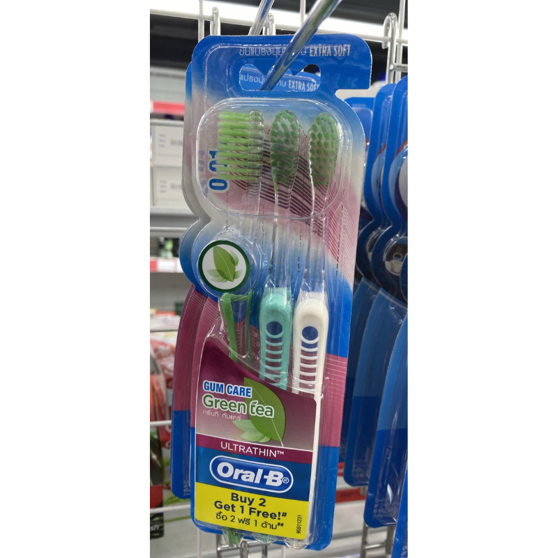 Bàn chải OralB tinh chất Trà Xanh/ Trà Đen vỉ 3 cây (Mua 2 tặng 1)