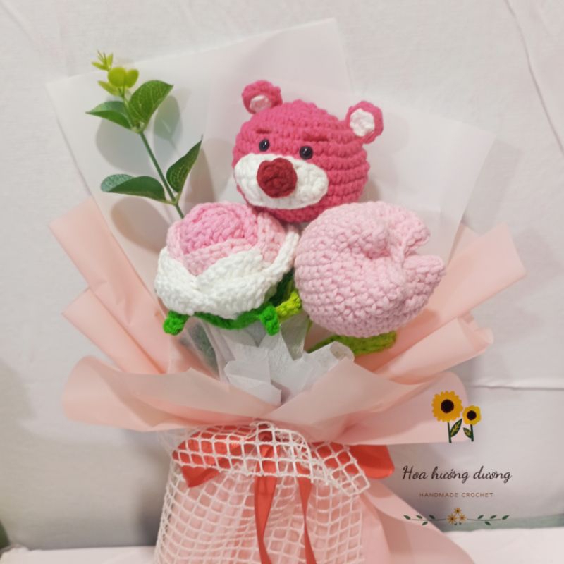 Bó hoa gấu dâu lotso mix hoa hồng tulip đan len dễ thương, làm quà tặng 