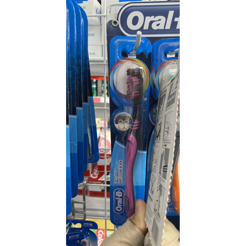 Bàn chải đánh răng Oral-B mềm Easy Clean Black (1 cây)