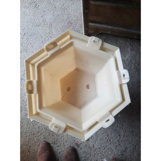 Khuôn đúc chậu lục giác rộng 40 cm cao 22cm hoa văn tùng sen mai nhựa abs