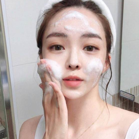 Sữa Rửa Mặt Tẩy Trang Và Dưỡng Trắng Da Reihaku Hatomugi (Tuýp 130g)
